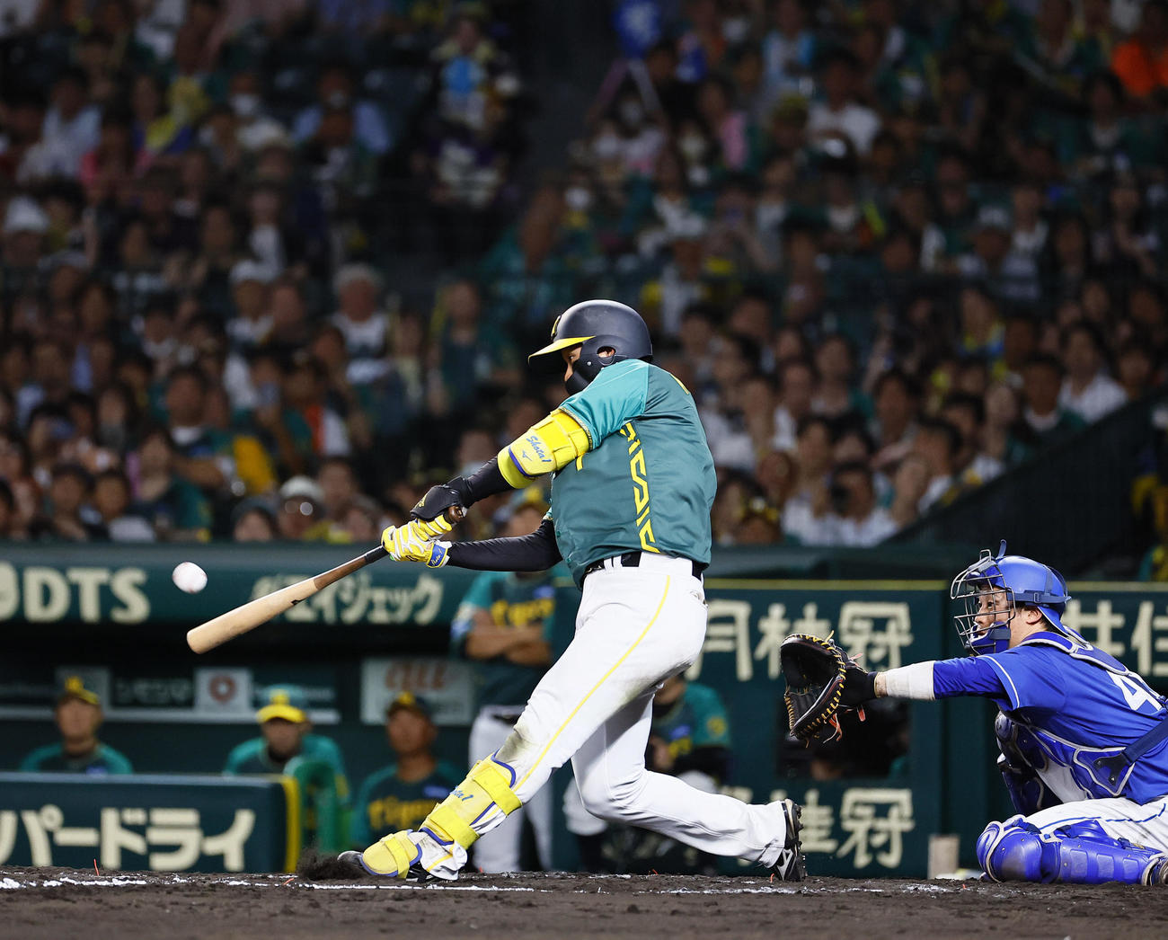 阪神対中日　7回裏阪神阪神2死一、二塁、森下は左越えに3点本塁打を放つ（撮影・藤尾明華）
