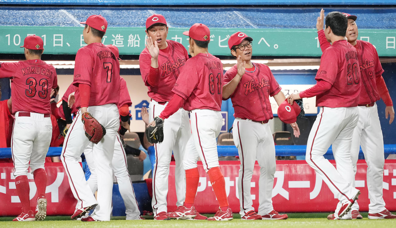 ヤクルト対広島　ヤクルトに勝利し、矢野（中央手前）らナインを迎える広島新井監督（中央）（撮影・鈴木みどり）