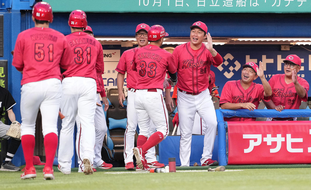 ヤクルト対広島　2回表広島無死満塁、矢野の走者一掃右適時三塁打で生還した一塁走者菊池（中央手前）らを迎える新井監督（右から3人目）（撮影・鈴木みどり）