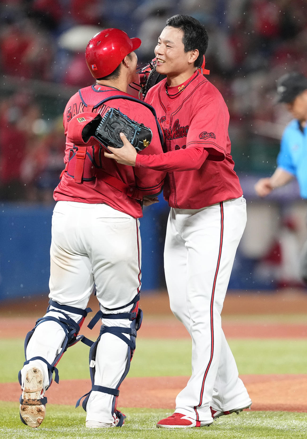 ヤクルト対広島　ヤクルトに勝利し、坂倉（左）とハグする広島栗林（撮影・鈴木みどり）
