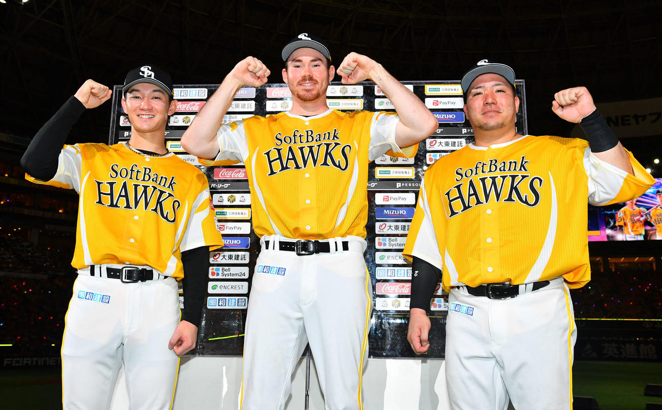 ソフトバンク対オリックス　オリックスに勝利しお立ち台でガッツポーズする、左から正木、スチュワート、山川（撮影・岩下翔太）
