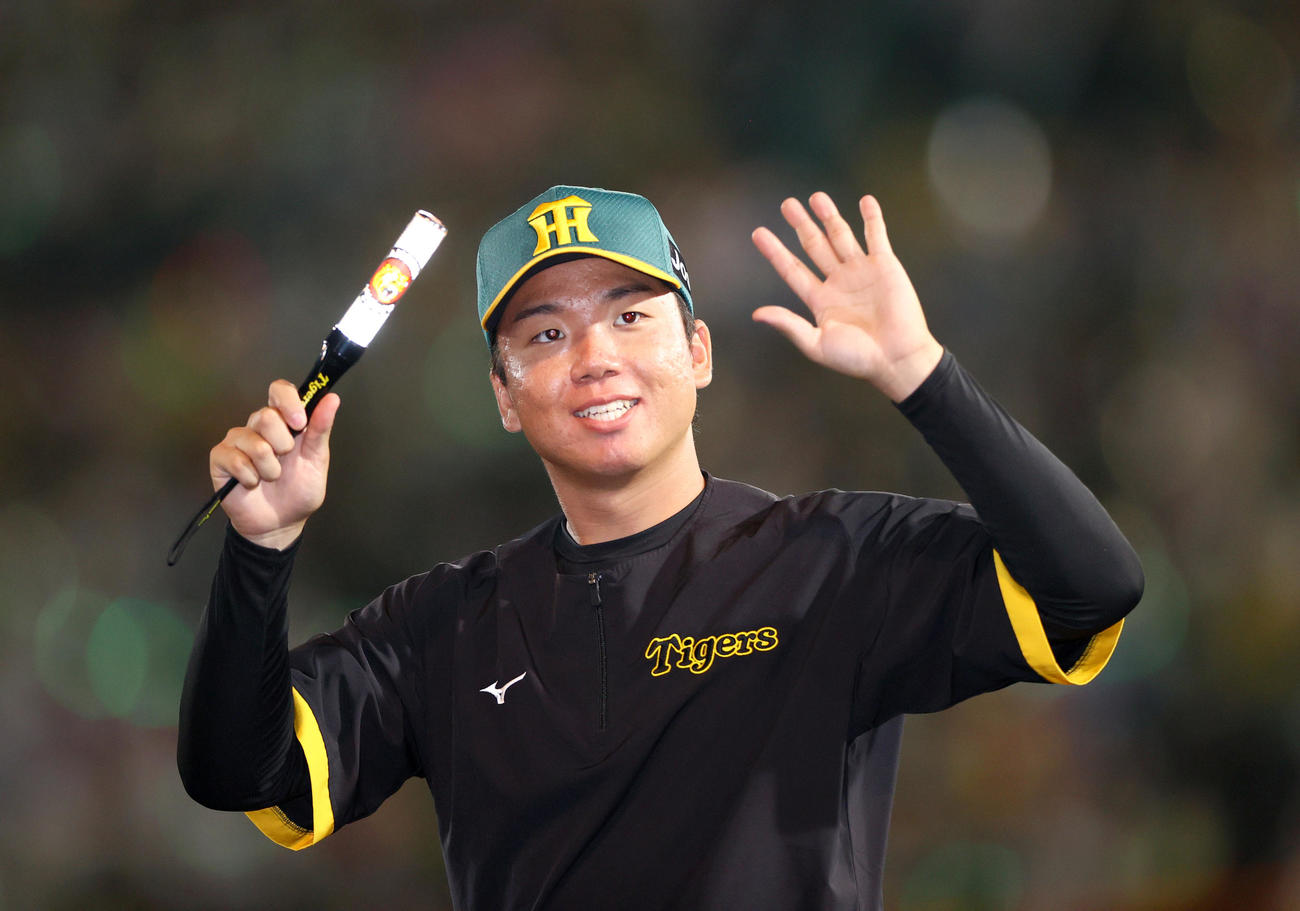 阪神対中日　ファンの歓声に手を振って応える阪神村上（撮影・上山淳一）