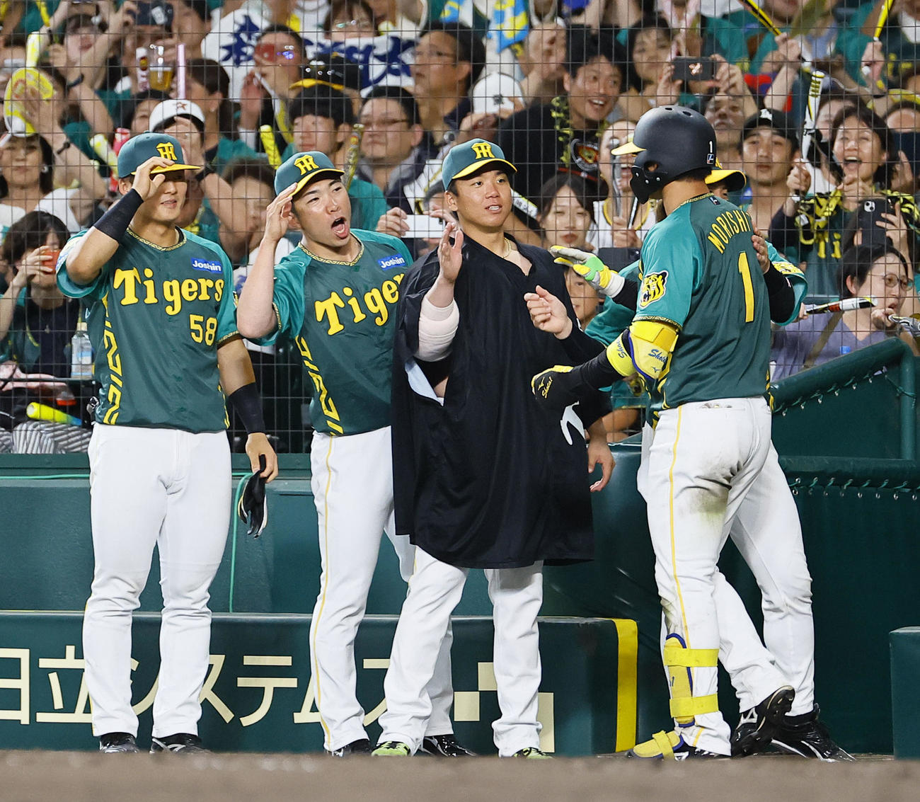 阪神対中日　7回裏阪神阪神2死一、二塁、3点本塁打を放った森下を出迎える村上（左から3人目）ら阪神ナイン（撮影・藤尾明華）