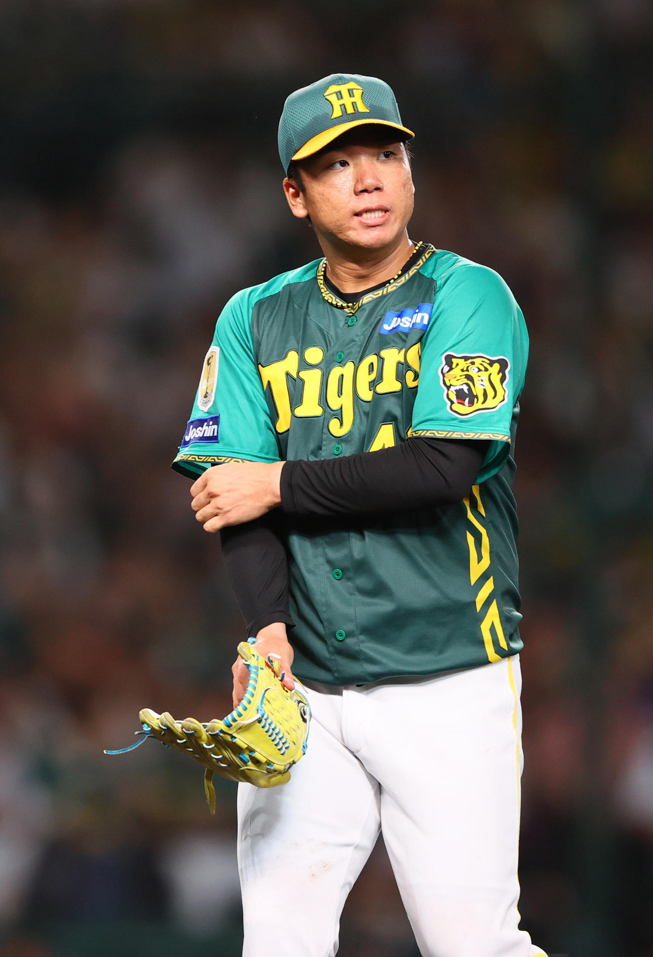 阪神対中日　5回表終了後、ベンチに引き揚げる阪神先発の村上（撮影・上山淳一）