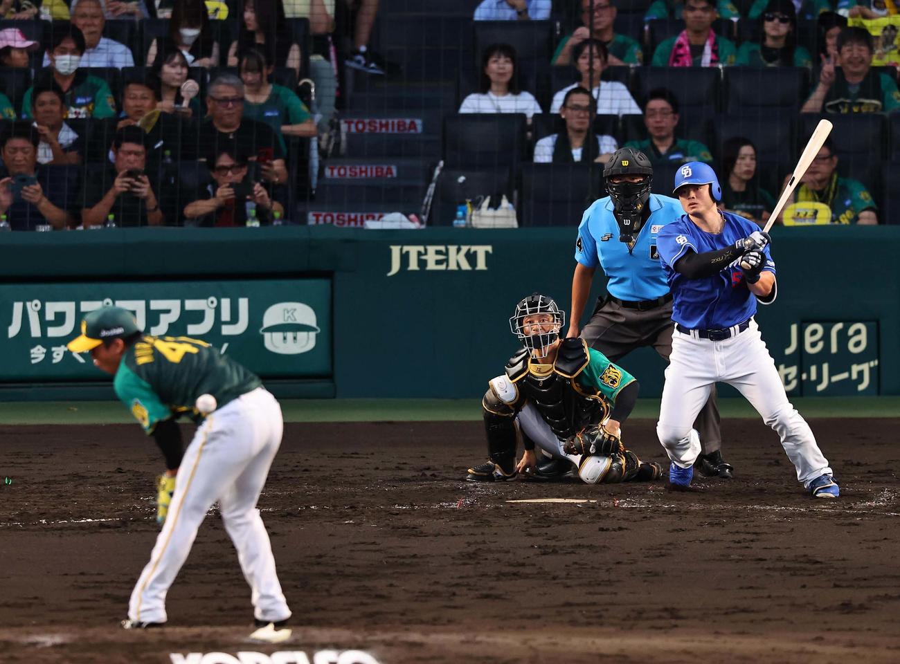阪神対中日　3回表中日無死一、二塁、細川は村上に直撃する内野安打を放つ（撮影・上田博志）