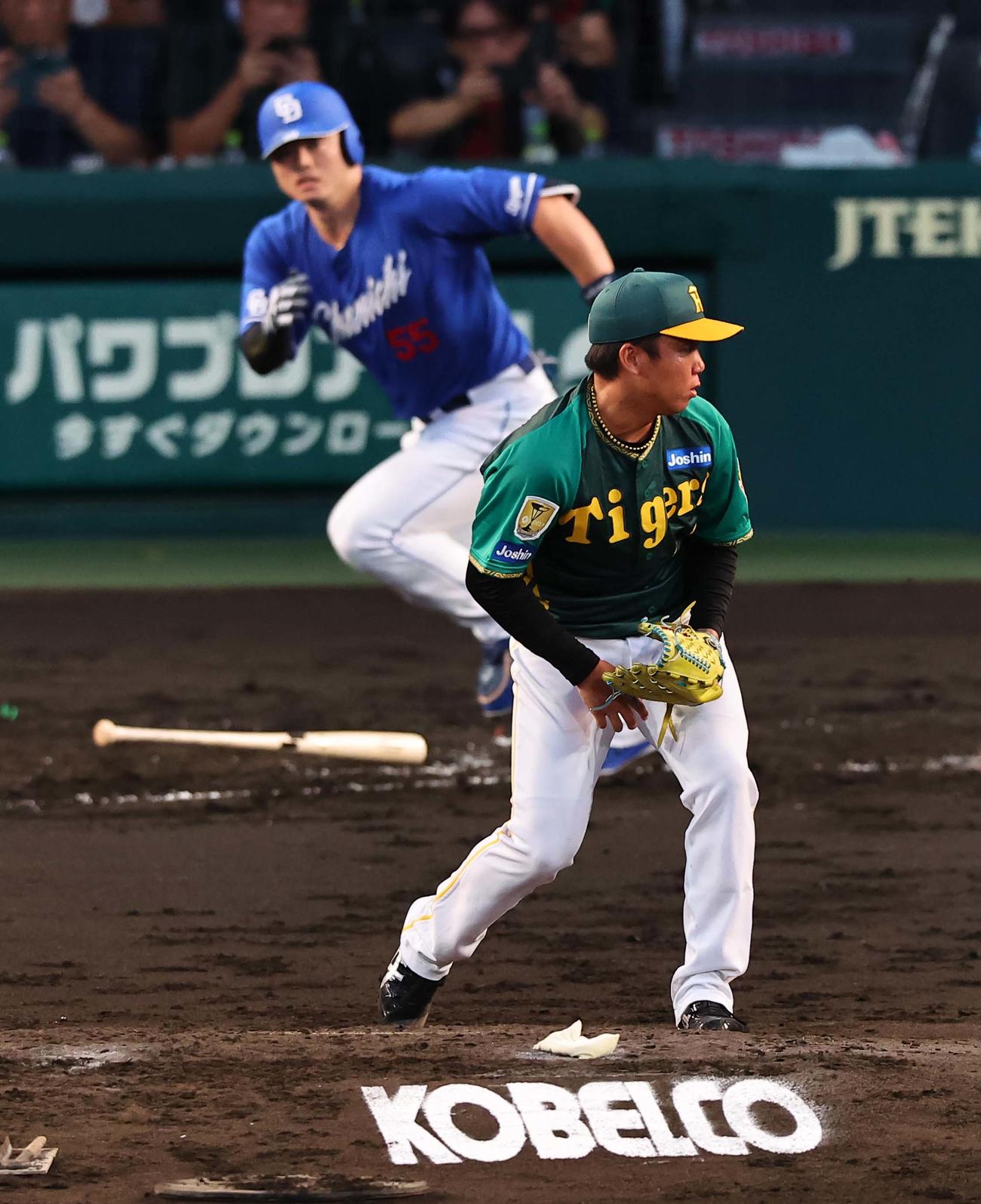 阪神対中日　3回表中日無死一、二塁、村上は細川に投強襲内野安打を浴びる（撮影・上田博志）