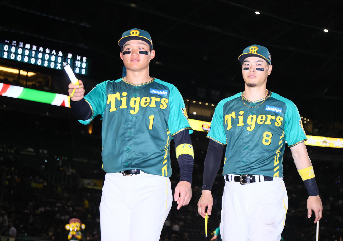 阪神対中日　球場を移動するヒーローの阪神森下（左）と佐藤輝（撮影・上山淳一）