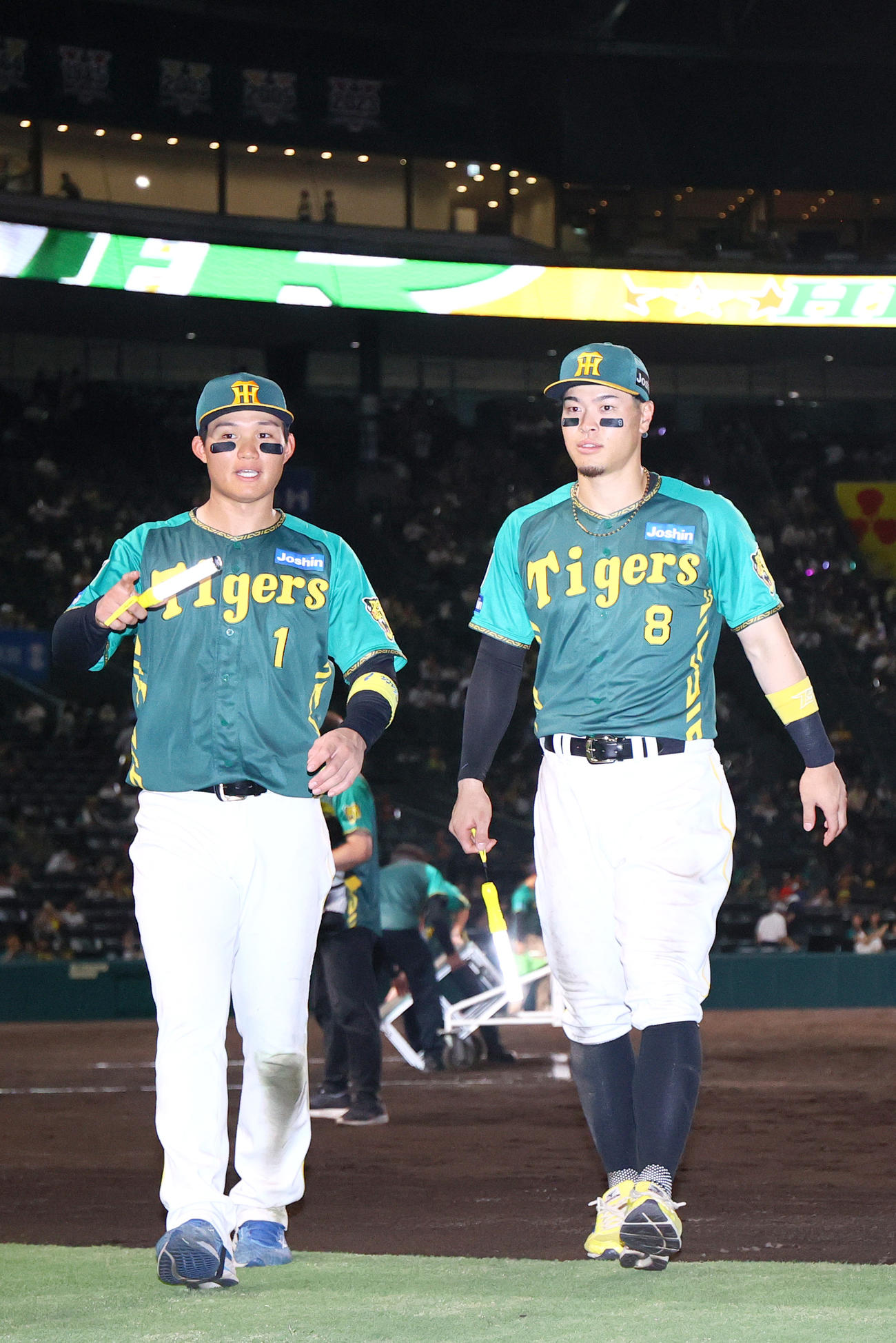 阪神対中日　球場を移動するヒーローの阪神森下（左）と佐藤輝（撮影・上山淳一）
