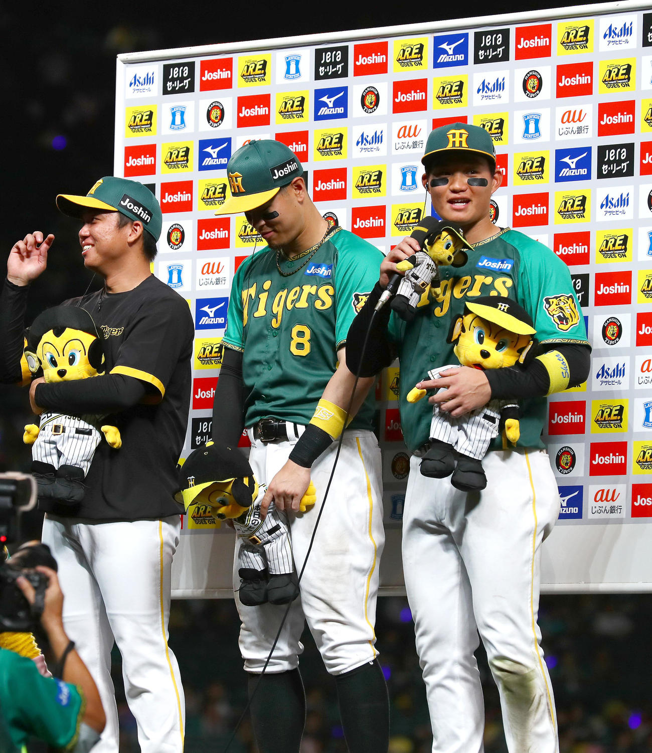 阪神対中日　ヒーローインタビューする阪神森下（右）。左は村上、中央は佐藤輝（撮影・上山淳一）
