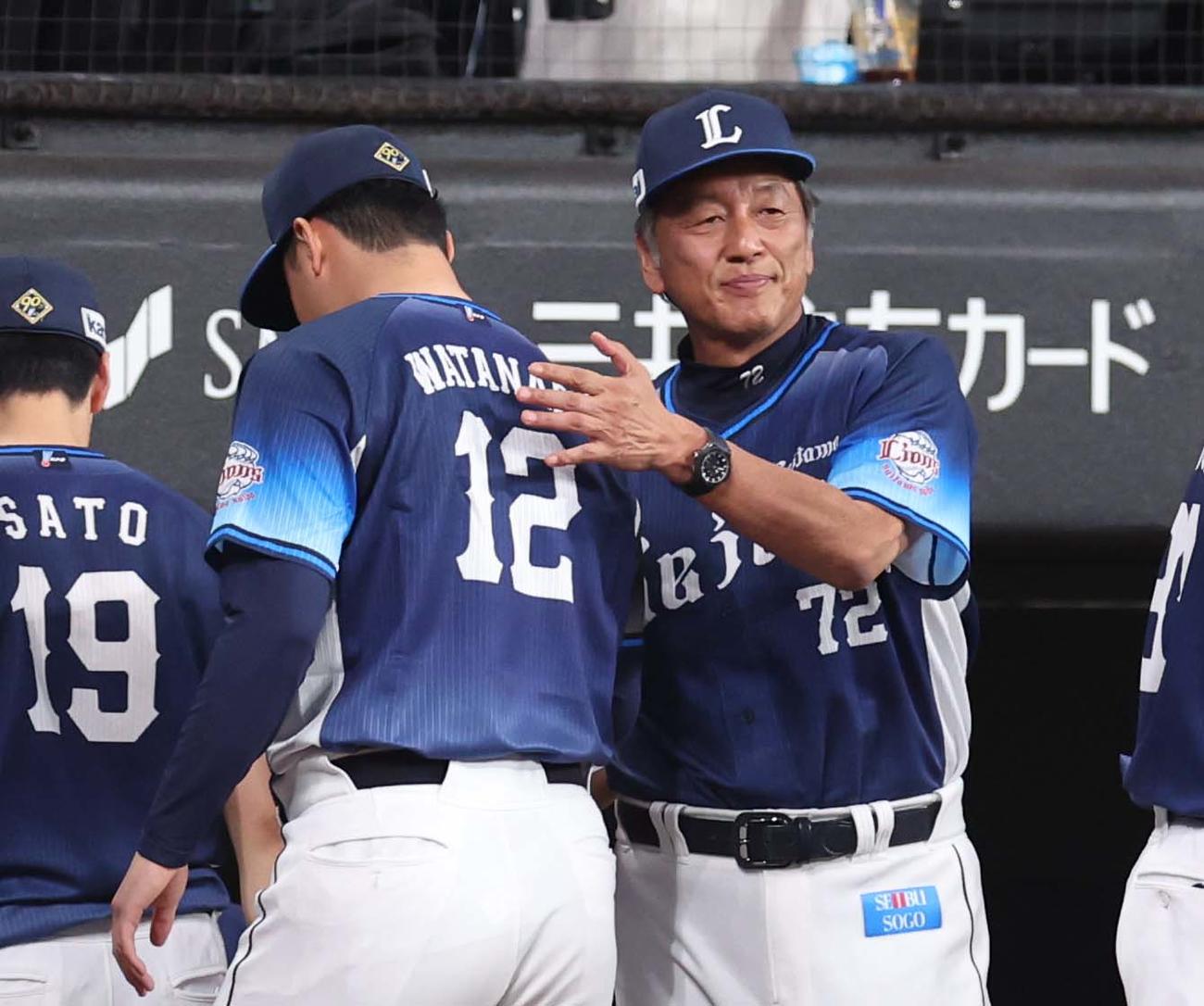 日本ハム対西武　試合後、選手を出迎える渡辺GM兼監督代行（撮影・黒川智章）