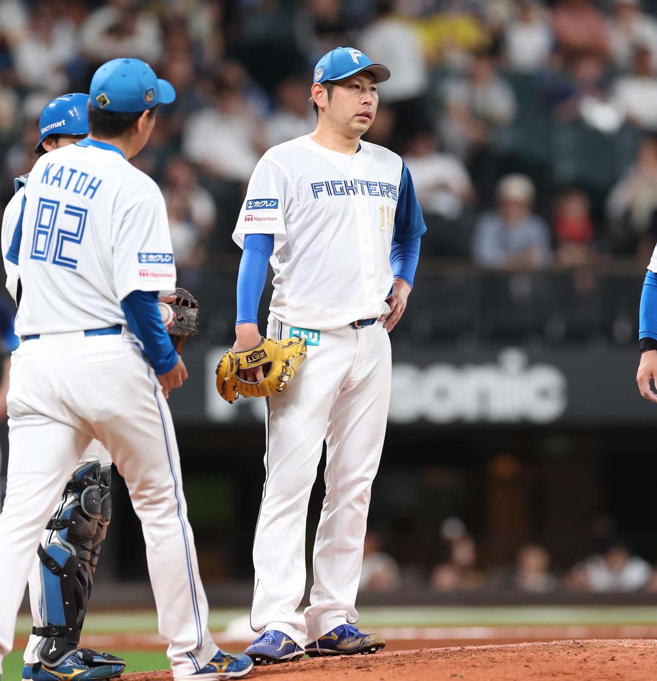 日本ハム対西武　9回途中降板する加藤貴（撮影・黒川智章）