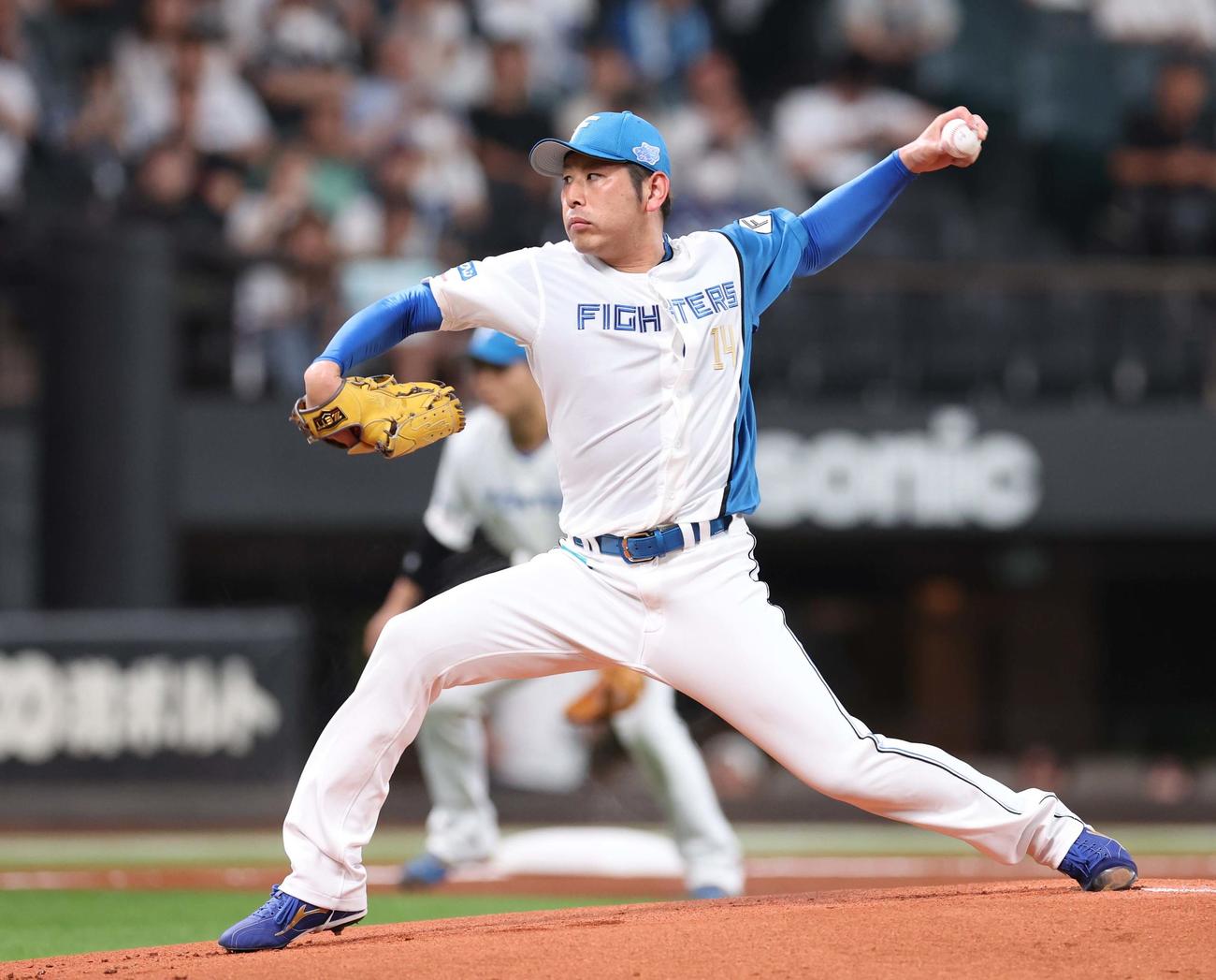 日本ハム対西武　力投する日本ハム先発の加藤貴（撮影・黒川智章）