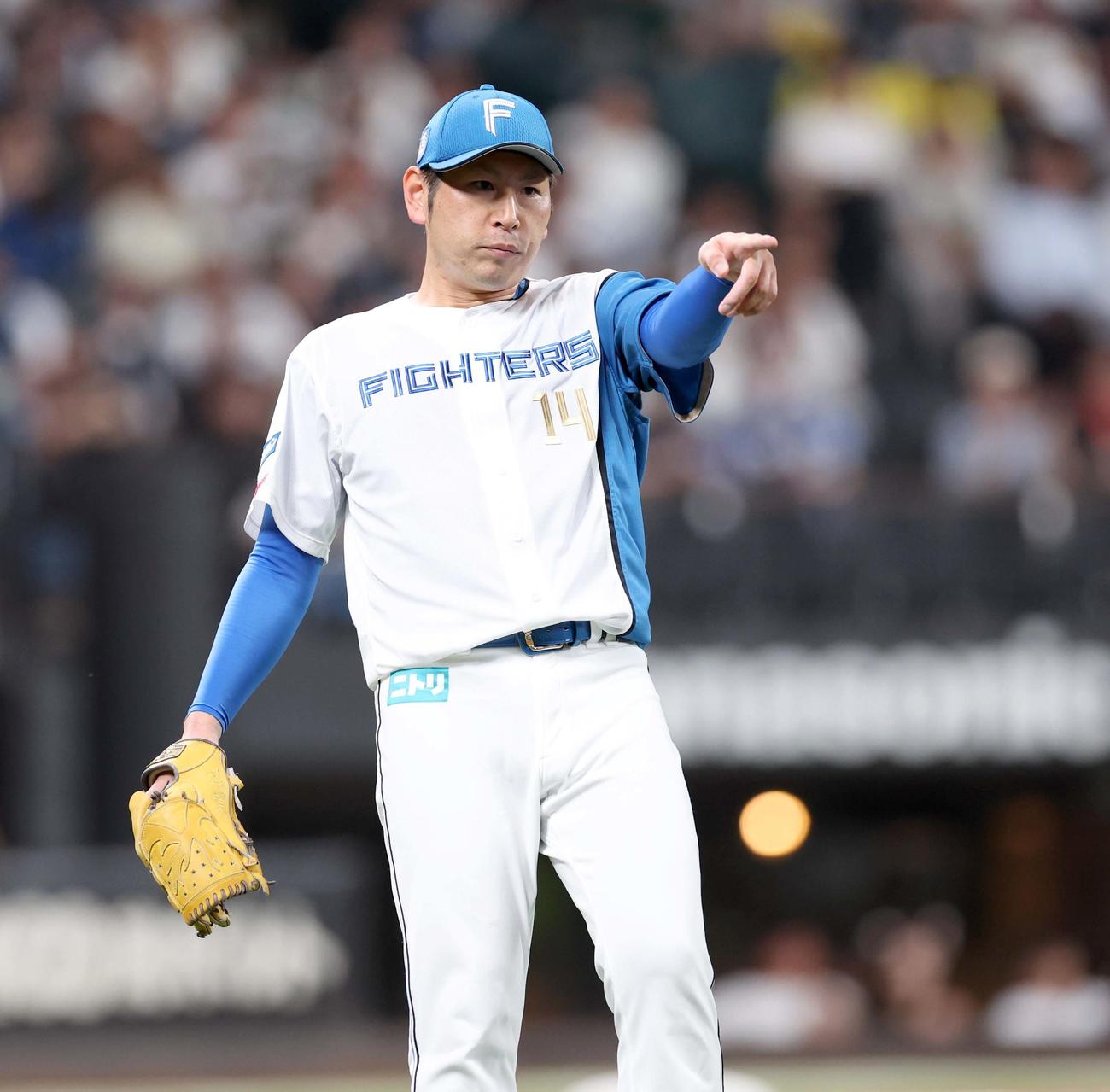 日本ハム対西武　8回表西武1死、奥村を一ゴロにとり指さす加藤貴（撮影・黒川智章）