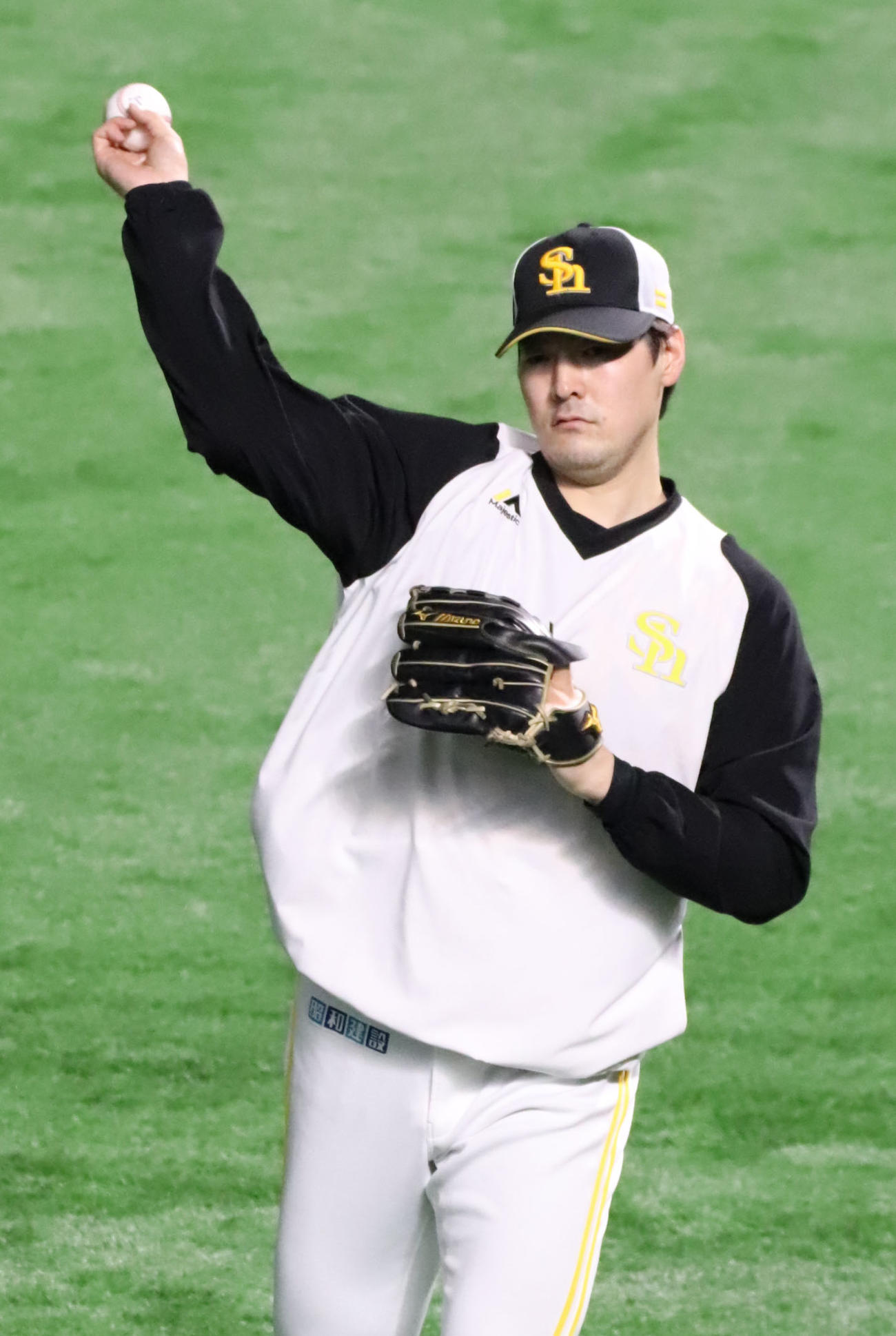 ソフトバンク対オリックス　試合前練習でキャッチボールする有原（撮影・鬼束羽瑠菜）