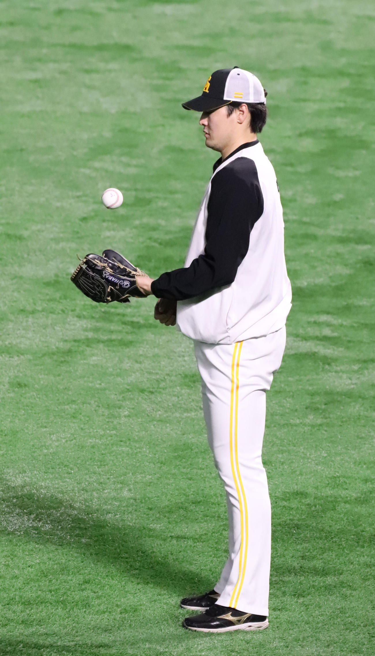 ソフトバンク対オリックス　試合前練習中ボールで遊ぶ有原（撮影・鬼束羽瑠菜）