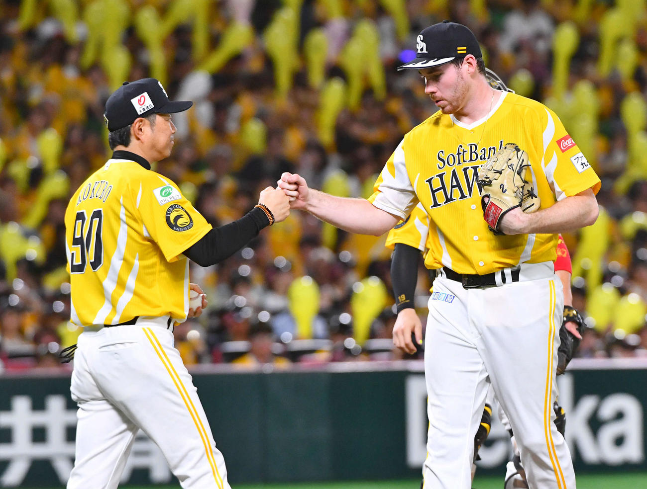 ソフトバンク対オリックス　7回表オリックス2死満塁、降板となったスチュワート（右）は、小久保監督とグータッチを交わしてベンチへ戻る（撮影・岩下翔太）