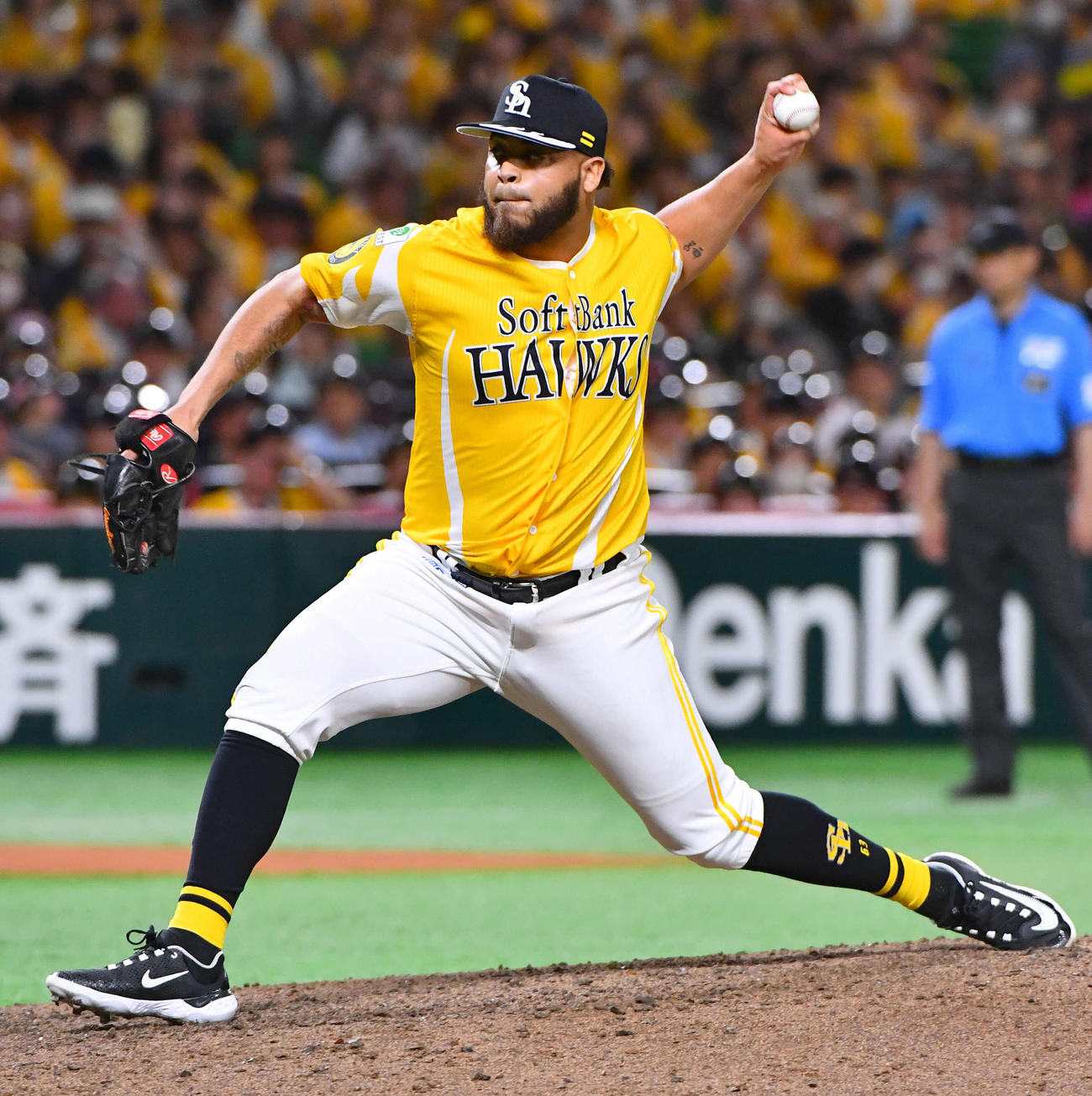 ソフトバンク対オリックス　8回表から登板した、ソフトバンク3番手のヘルナンデス（撮影・岩下翔太）