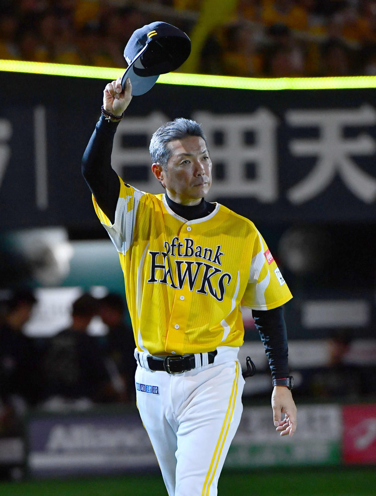 ソフトバンク対オリックス　オリックスに勝利し、ファンに一礼する小久保監督（撮影・岩下翔太）