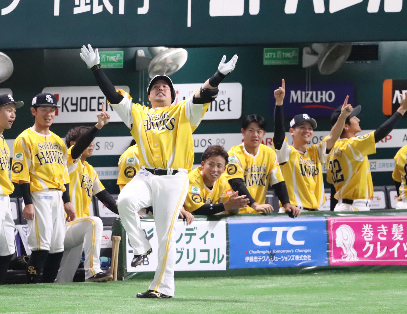 ソフトバンク対オリックス　1回裏ソフトバンク2死一塁、先制2点本塁打を放ち、どすこいポーズを披露する山川（撮影・鬼束羽瑠菜）