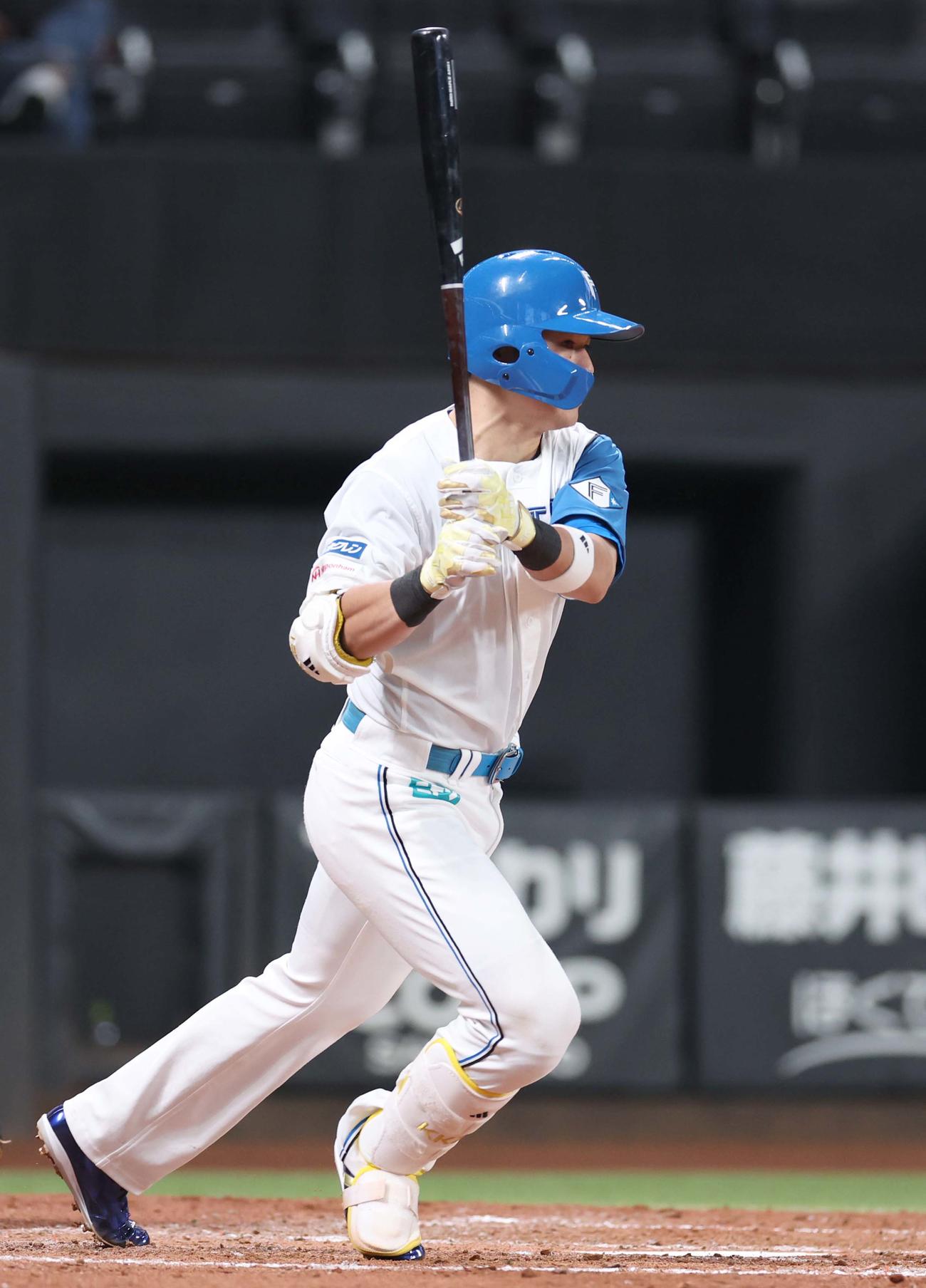 日本ハム対西武　5回裏日本ハム無死二塁、右前打を放つ清宮（撮影・黒川智章）