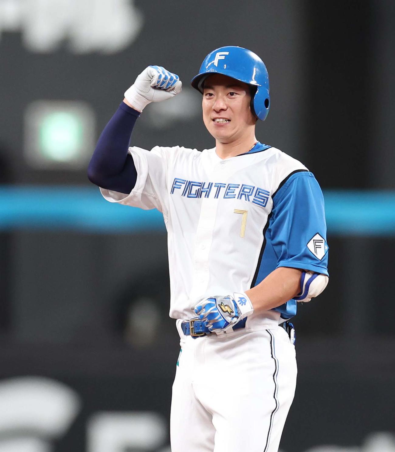 日本ハム対西武　5回裏日本ハム無死、左中間に二塁打を放ちガッツポーズの松本剛（撮影・黒川智章）