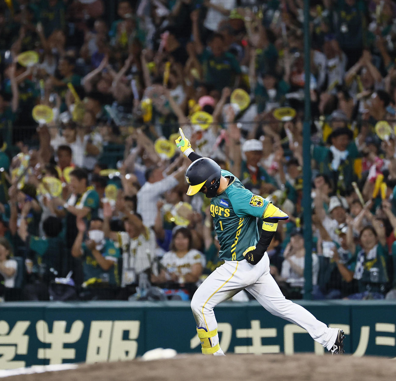 阪神対中日　7回裏阪神阪神2死一、二塁、森下は左越えに3点本塁打を放ち、人差し指を掲げて一塁を回る（撮影・藤尾明華）