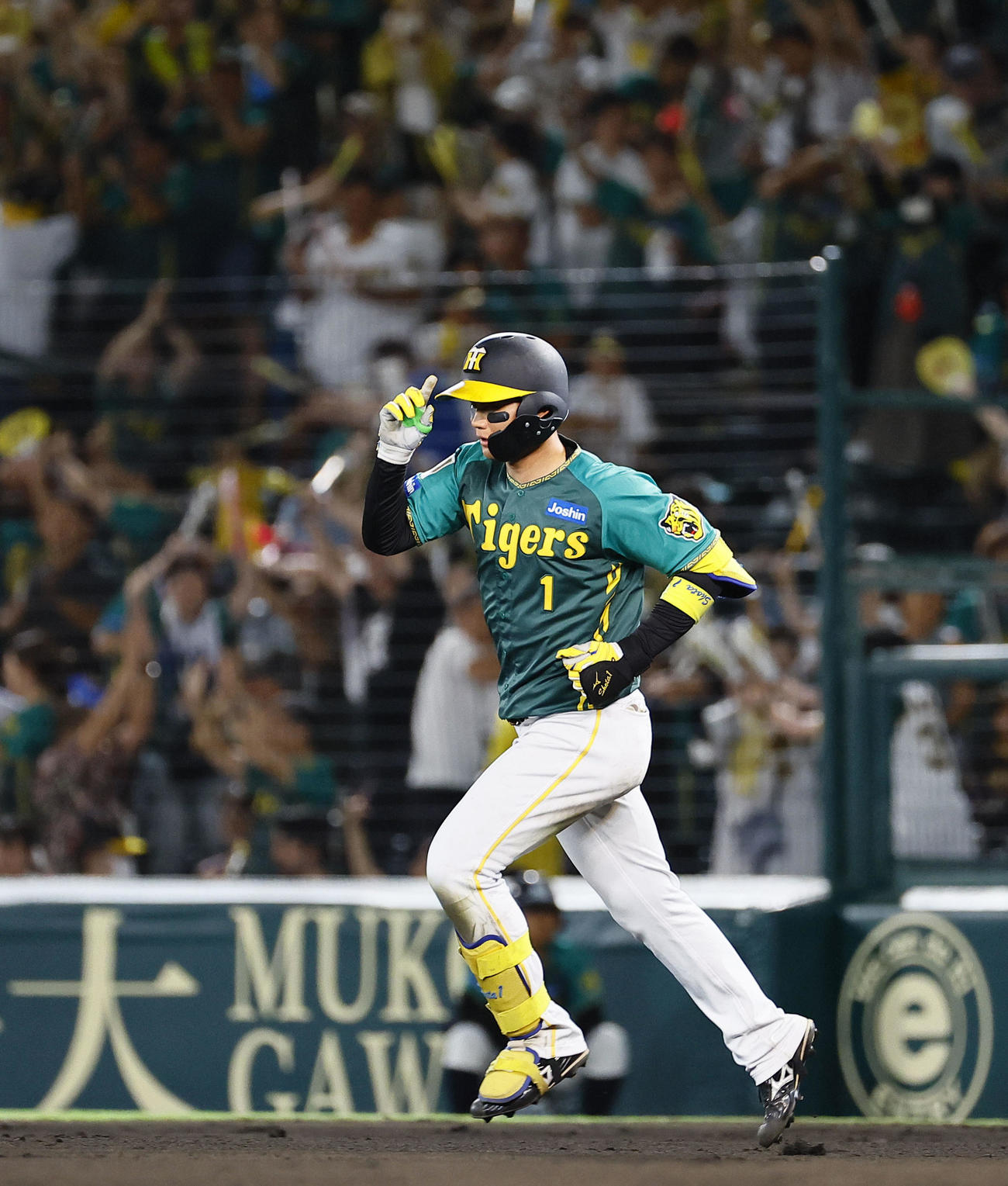 阪神対中日　7回裏阪神阪神2死一、二塁、森下は左越えに3点本塁打を放ち、人差し指を掲げて一塁を回る（撮影・藤尾明華）