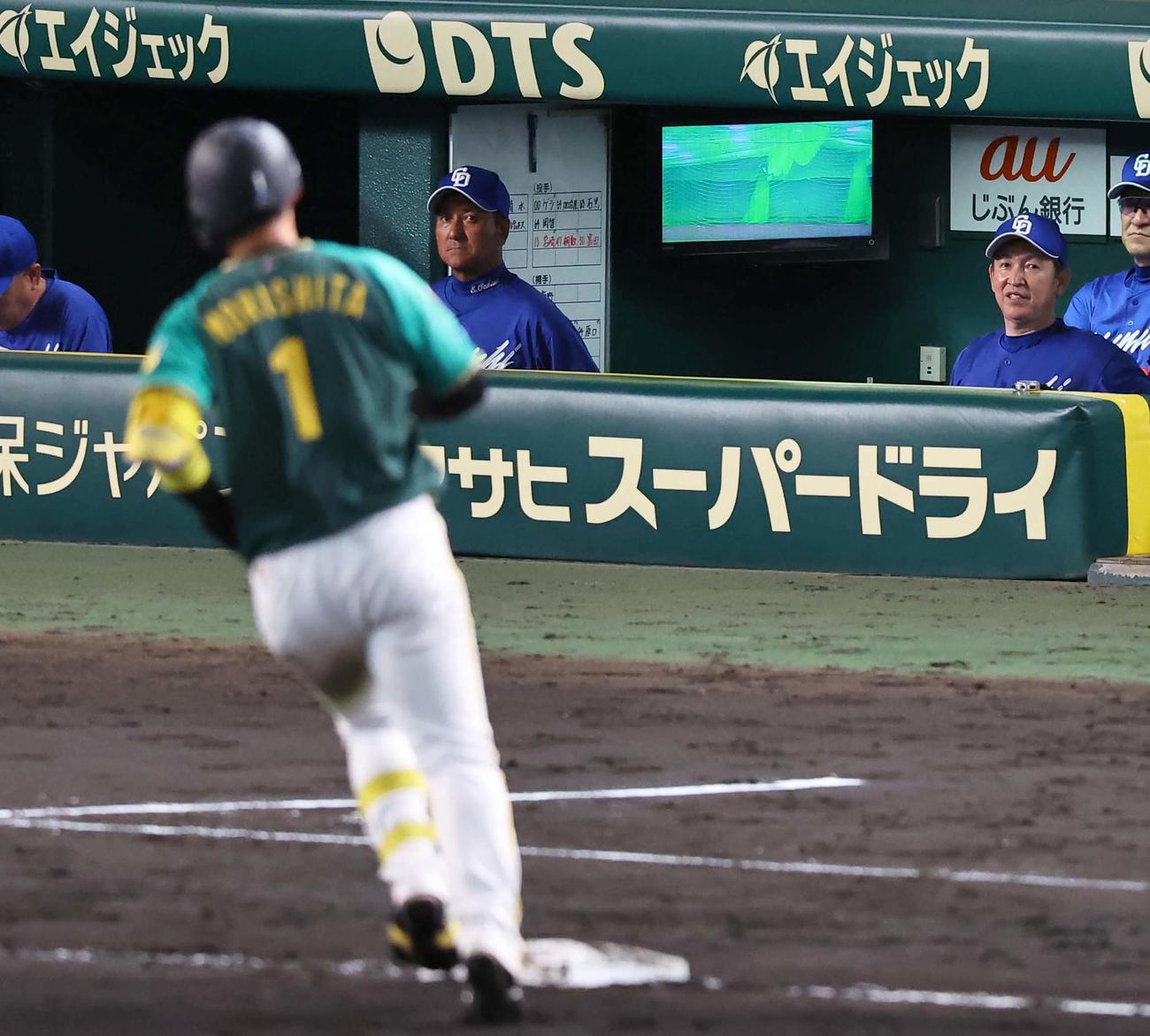阪神対中日　7回裏阪神2死一、二塁、3点本塁打を浴びた立浪監督（右）は三塁を回る森下を見る（撮影・上田博志）