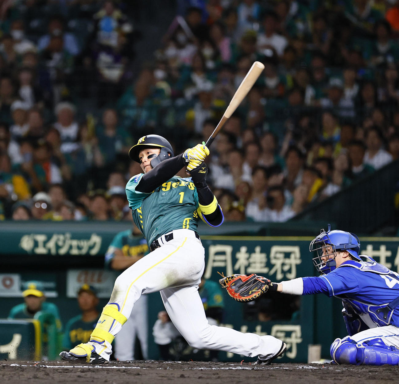 阪神対中日　7回裏阪神阪神2死一、二塁、森下は左越えに3点本塁打を放つ（撮影・藤尾明華）