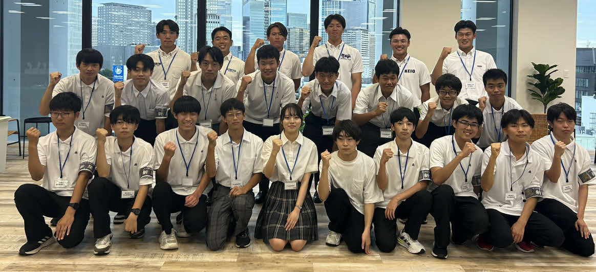 東京6大学と高校生の対談イベントで集合写真に納まる6大学の選手と高校生たち（撮影・佐瀬百合子）