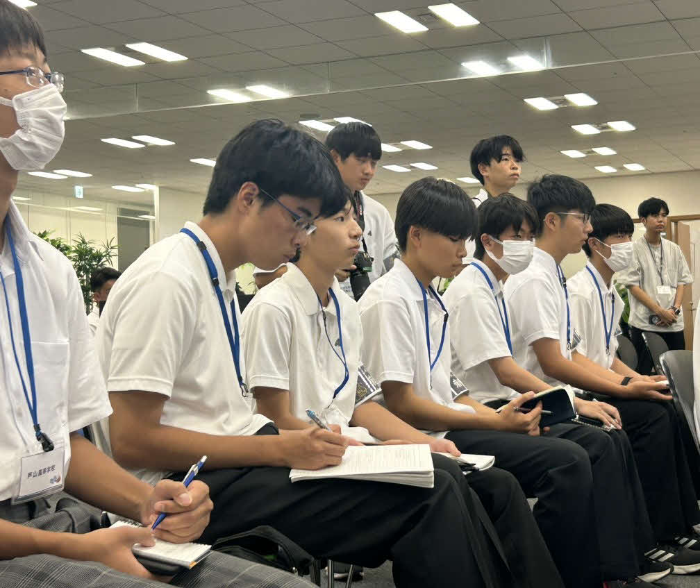 東京6大学と高校生の対談イベントでメモを取る高校生たち（撮影・佐瀬百合子）