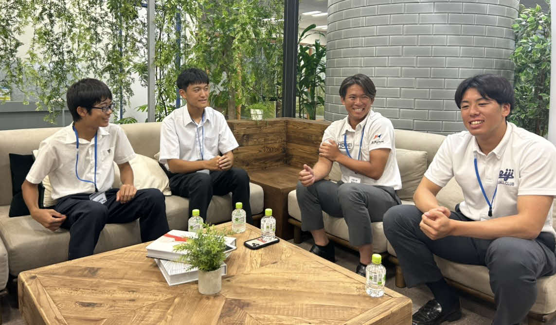 東京6大学と高校生の対談イベントで笑顔を見せる法大・藤森（右から2人目）と明大・松本（撮影・佐瀬百合子）