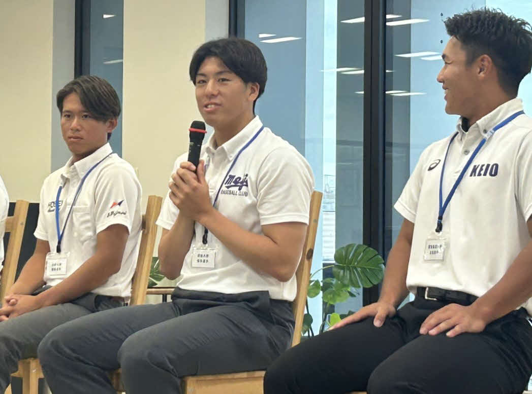 東京6大学と高校生の対談イベントで高校生の質問に答える明大・松本（中央）（撮影・佐瀬百合子）