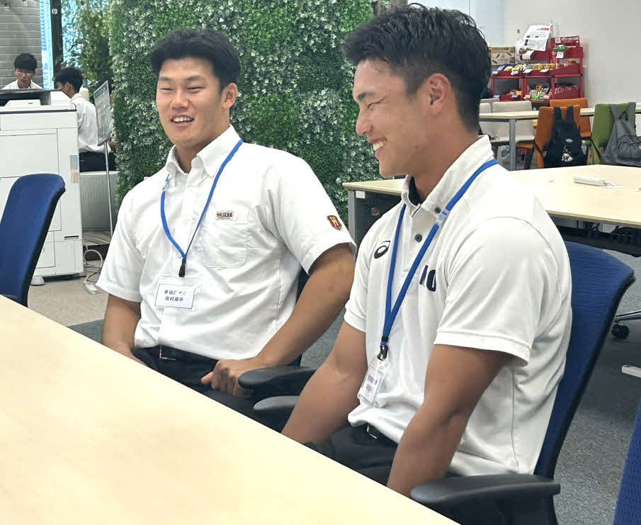 東京6大学と高校生の対談イベントで笑顔を見せる早大・田村（左）と慶大・本間（撮影・佐瀬百合子）