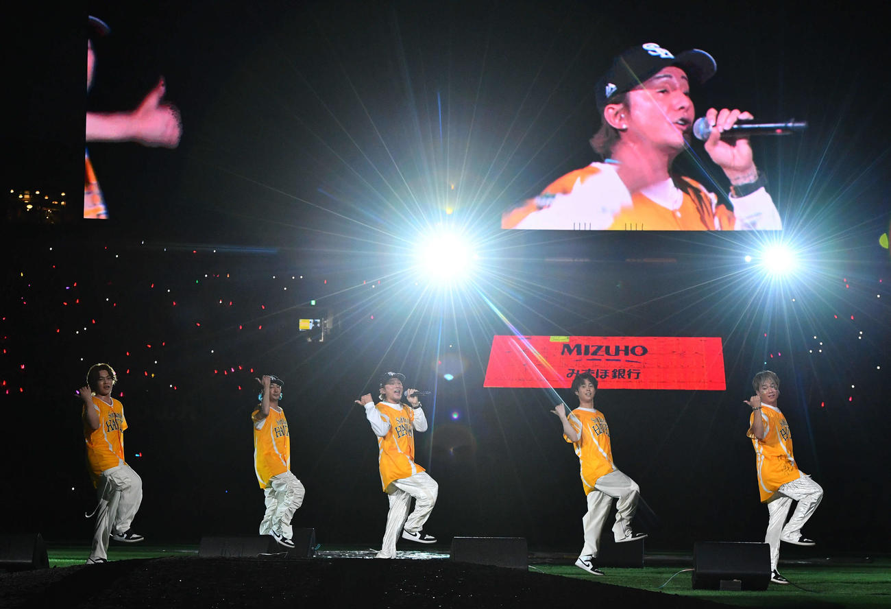 試合後のライブで「U.S.A.」を熱唱するDA　PUMP（撮影・岩下翔太）
