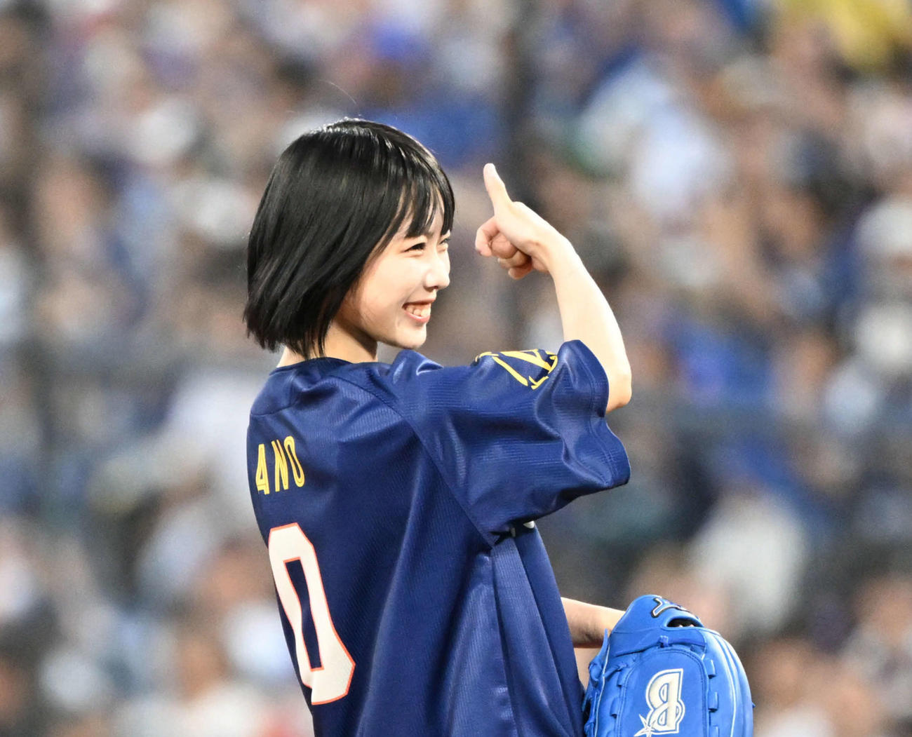 DeNA対巨人　始球式を行ったあのちゃん（撮影・千葉一成）