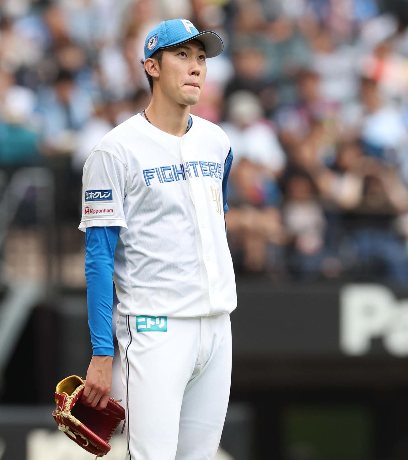 日本ハム対西武　6回途中降板する福島（撮影・黒川智章）