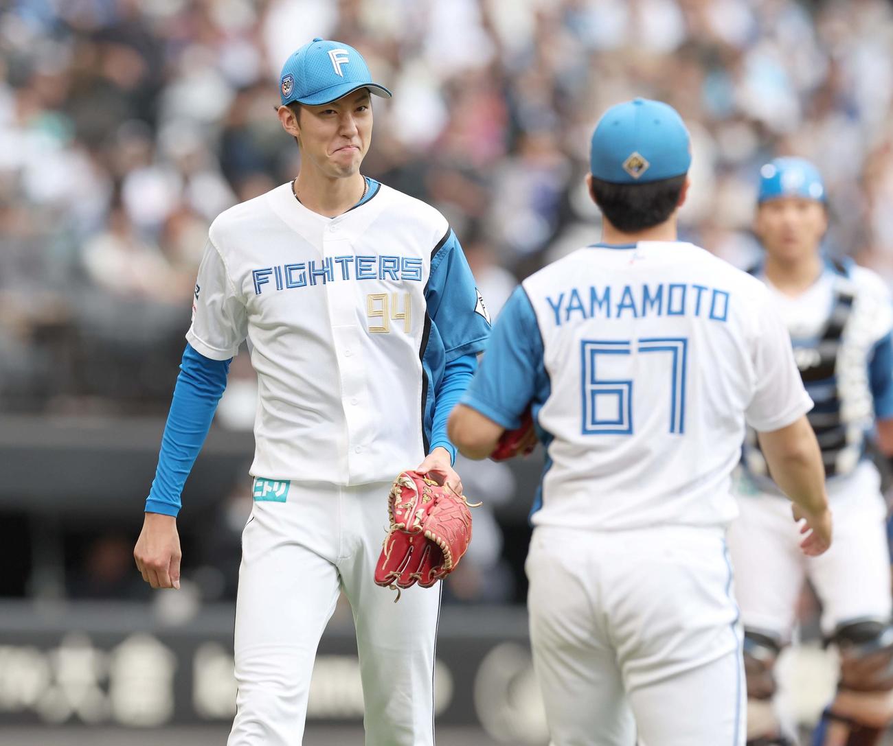 日本ハム対西武　6回途中降板する福島（撮影・黒川智章）