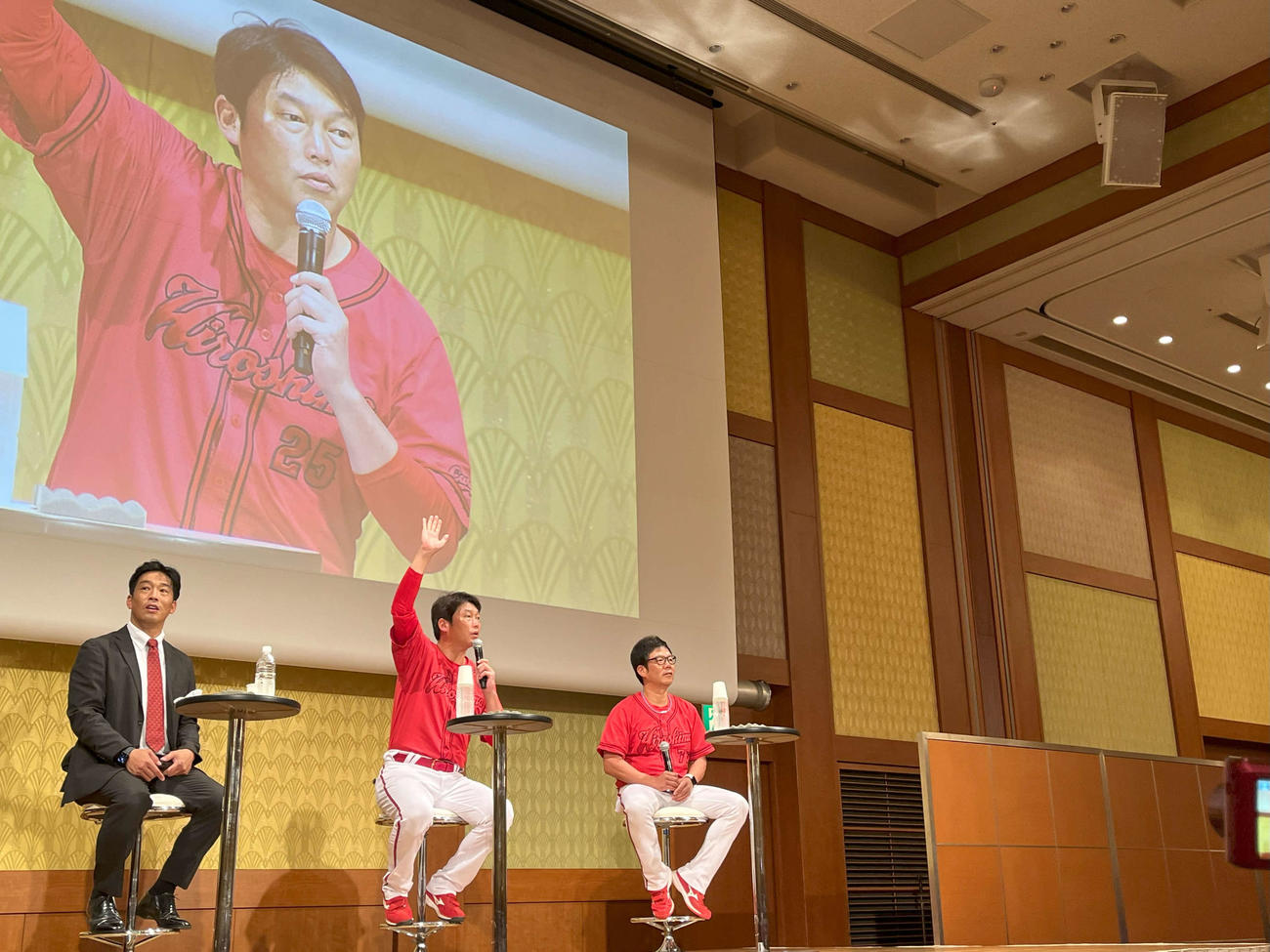 球団開催「カープファンイベントin東京」のトークショーに登壇した広島新井貴浩監督（写真中央）と藤井彰人ヘッドコーチ（同右）（撮影・前原淳）＝2014年7月27日、品川プリンスホテルアネックスタワー
