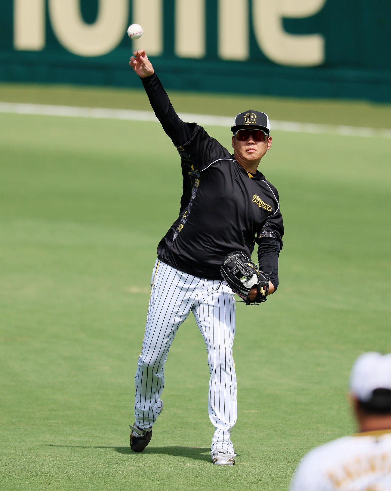阪神対中日　キャッチボールで調整する西勇（撮影・加藤哉）