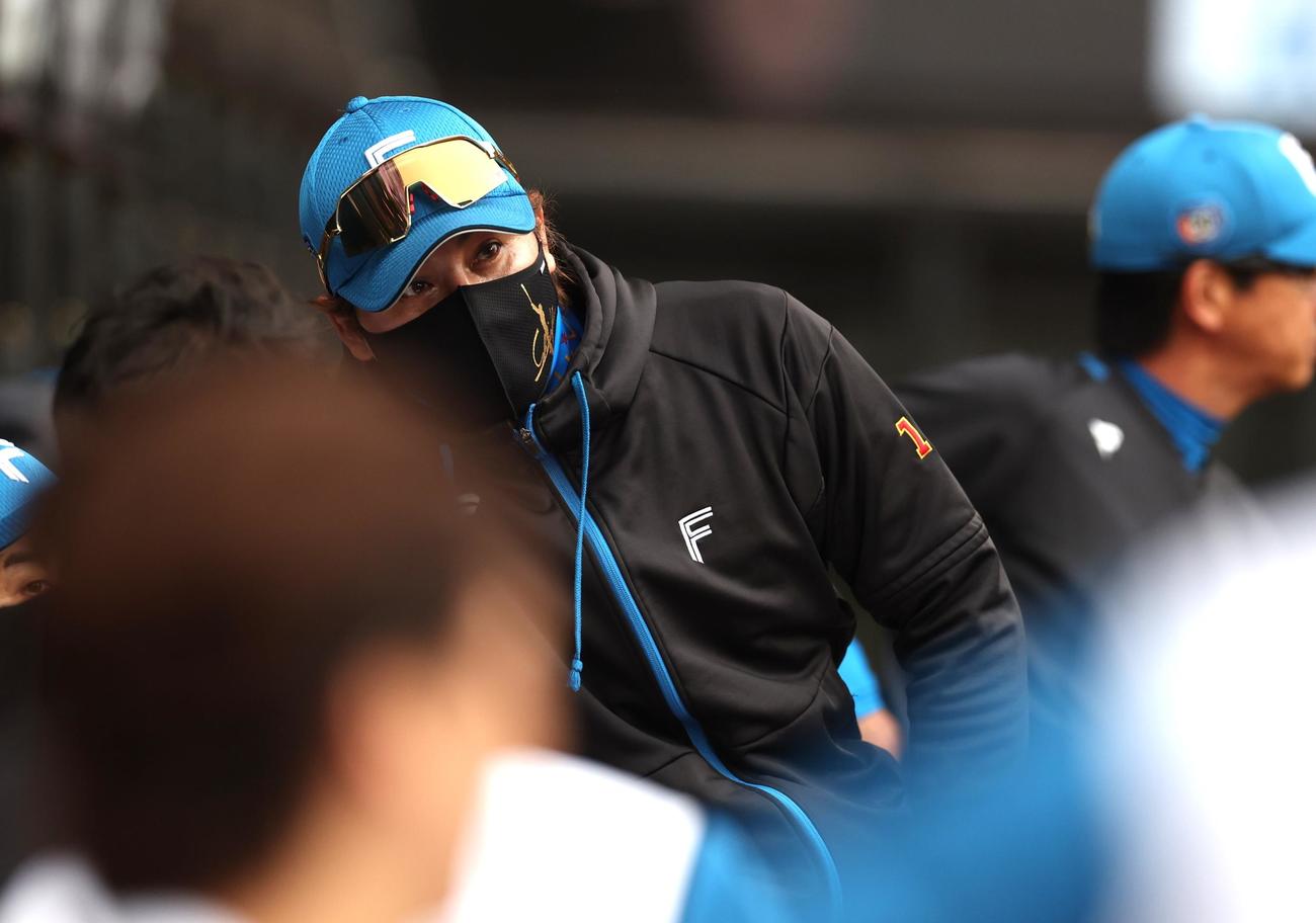 日本ハム対西武　ベンチでコーチと話す新庄監督（撮影・黒川智章）
