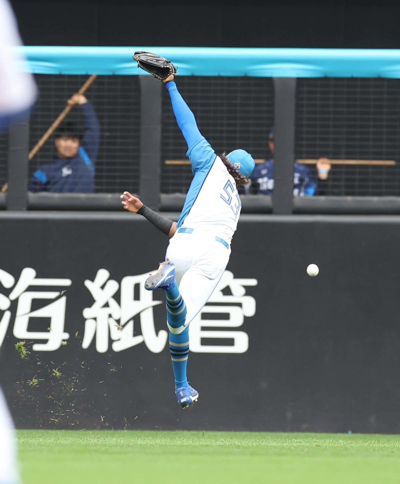 日本ハム対西武　6回表西武無死一塁、西川の打球に飛びつくも後ろにそらす水谷（撮影・黒川智章）