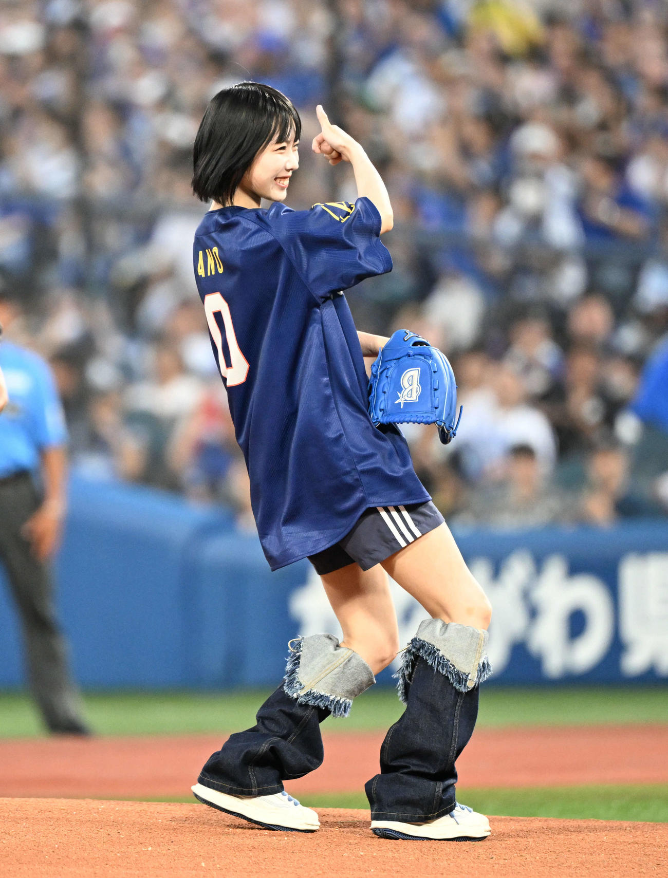 DeNA対巨人　始球式を行ったあのちゃん（撮影・千葉一成）