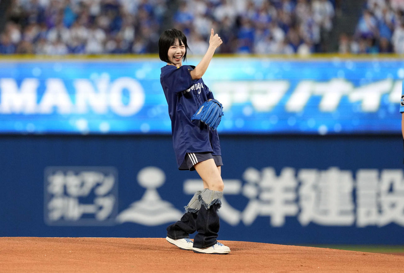 DeNA対巨人　始球式を務めポーズを決めるあの（撮影・たえ見朱実）