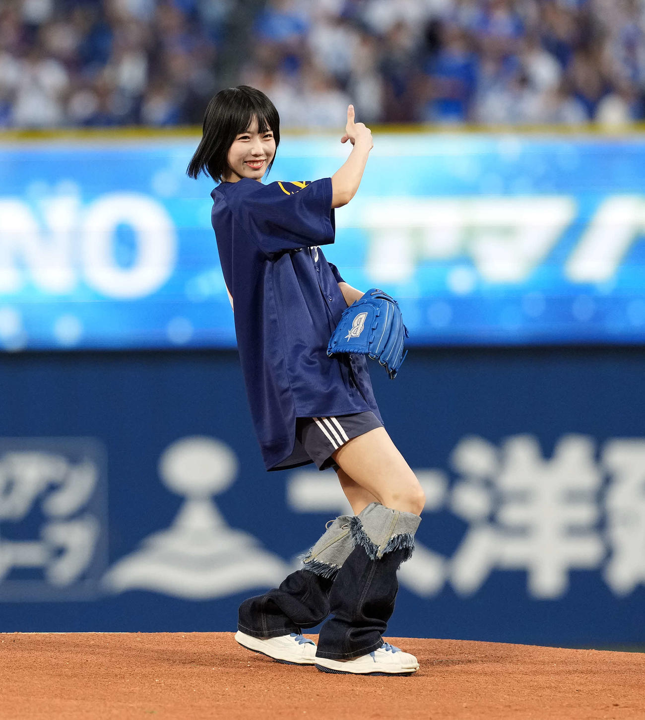 DeNA対巨人　始球式を務めポーズを決めるあの（撮影・たえ見朱実）
