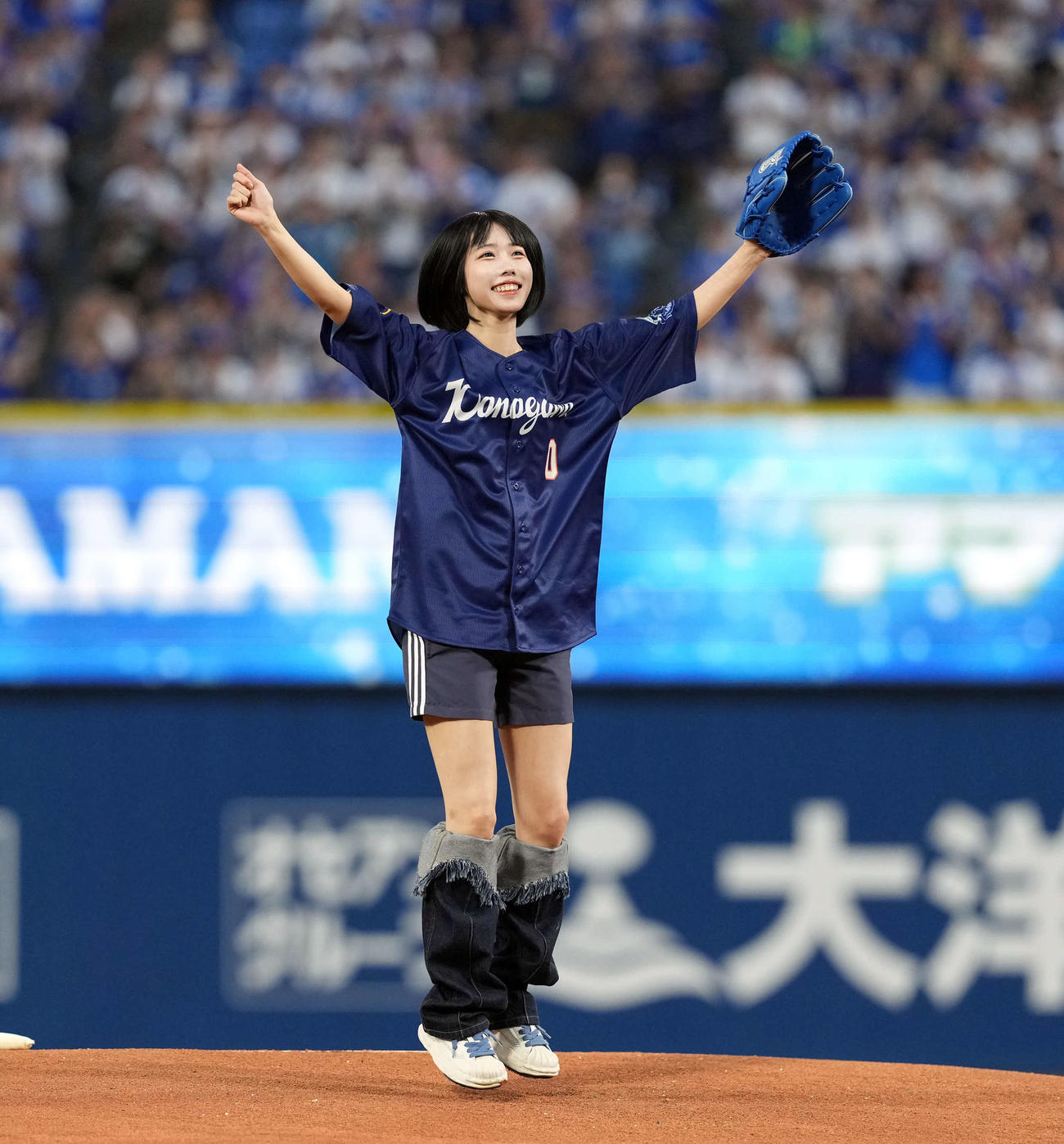 DeNA対巨人　始球式を務めポーズを決めるあの（撮影・たえ見朱実）