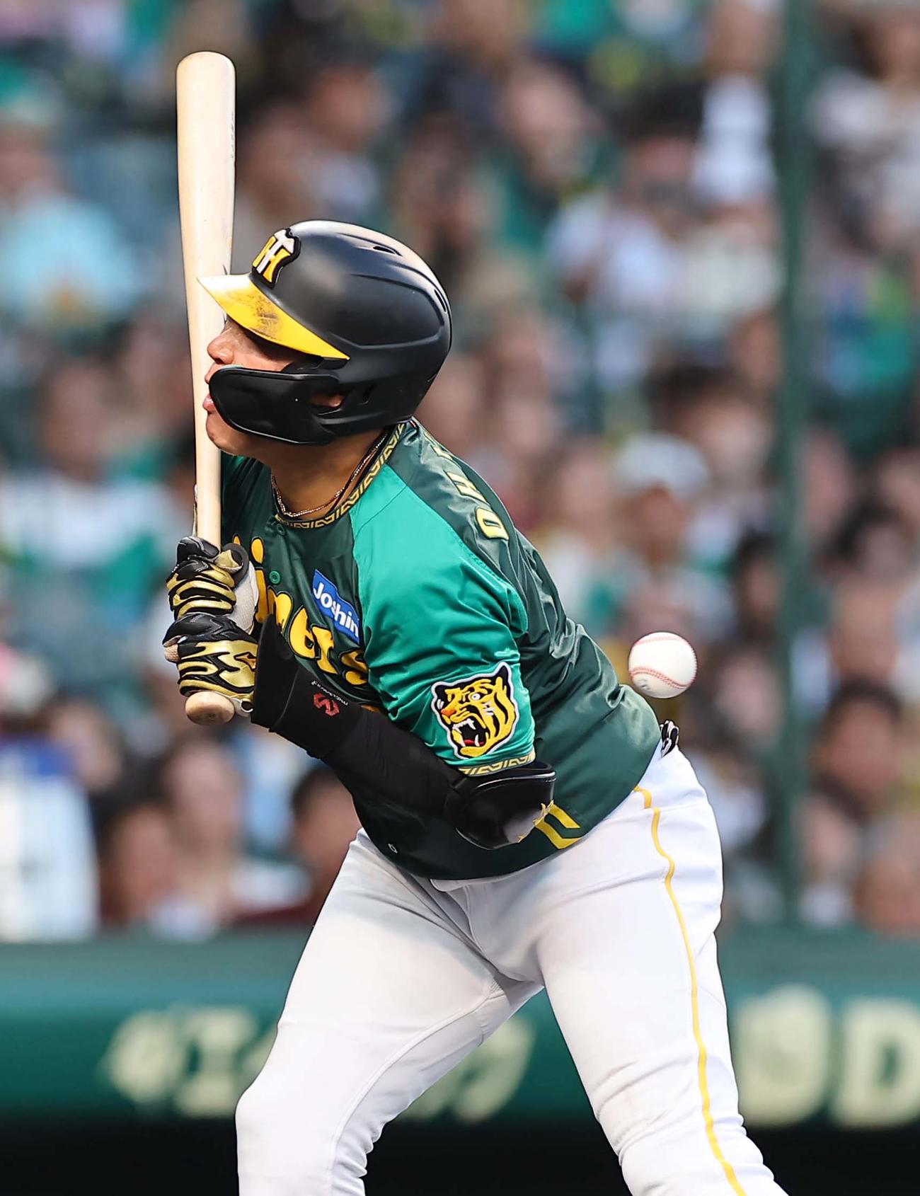阪神対中日　3回裏阪神2死一、二塁、大山は死球を受ける（撮影・上田博志）