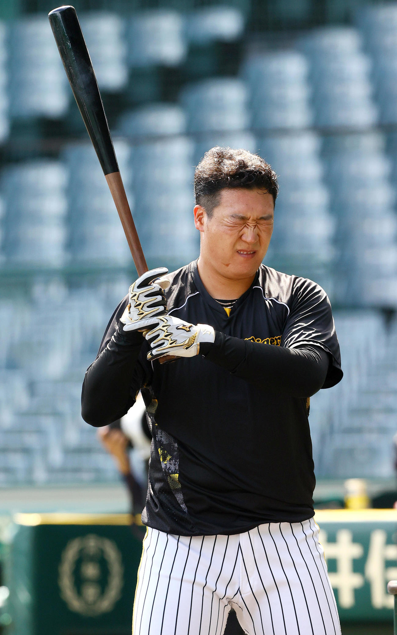阪神対中日　試合前の練習で暑さに顔をしかめる阪神大山（撮影・上山淳一）