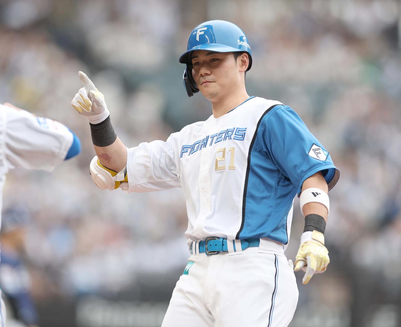 日本ハム対西武　7回裏日本ハム2死一、二塁、中前適時打を放ちポーズをとる清宮（撮影・黒川智章）