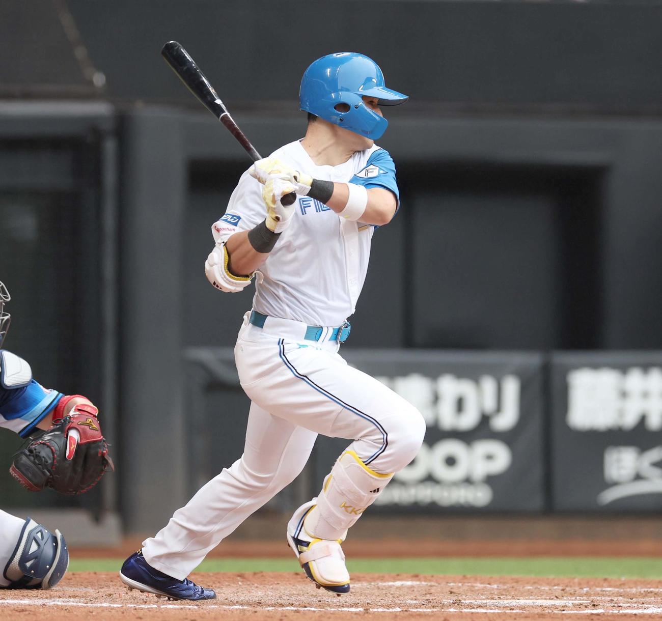 日本ハム対西武　7回裏日本ハム2死一、二塁、中前適時打を放つ清宮（撮影・黒川智章）